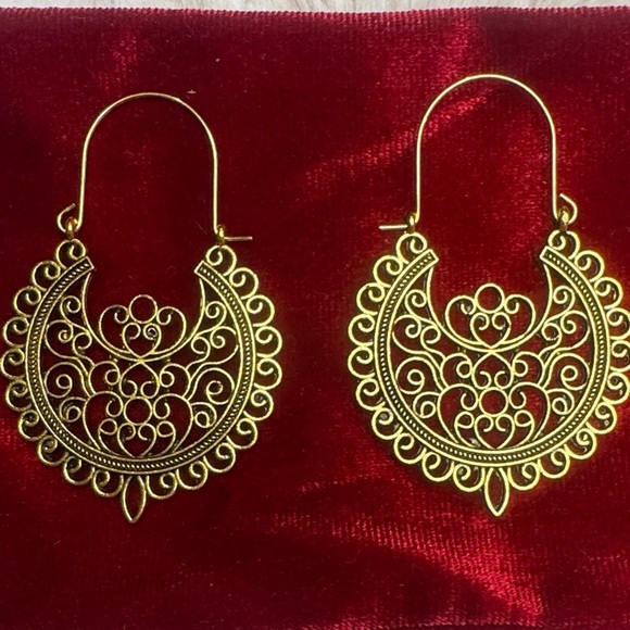 Jewelry - Elegant Gold Filigree Hoop Earrings NWOT